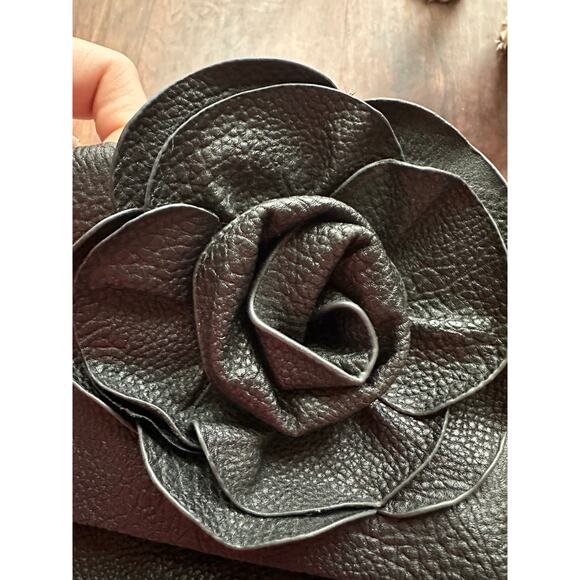 Steve Madden Rose Foldover Magnetic Zip Up Clutch Purse Black Faux Leather EUC! - Picture 4 of 8